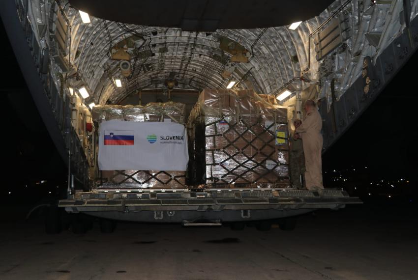 طائرة مساعدات سلوفينية تصل إلى الأردن لإرسالها إلى غزة