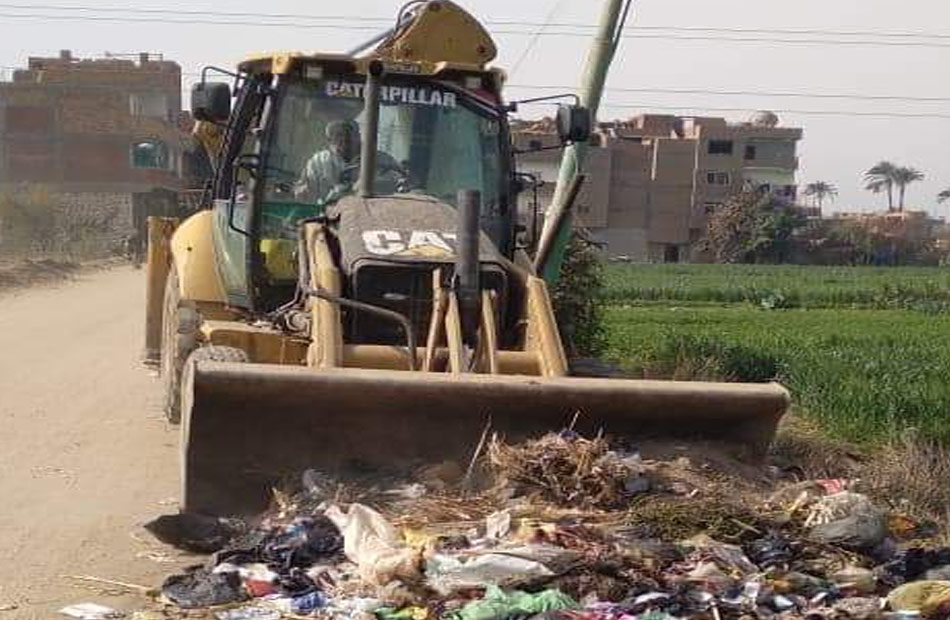 تواصل حملات النظافة العامة ورفع المخلفات والتراكمات من قرى مركز طهطا |صور