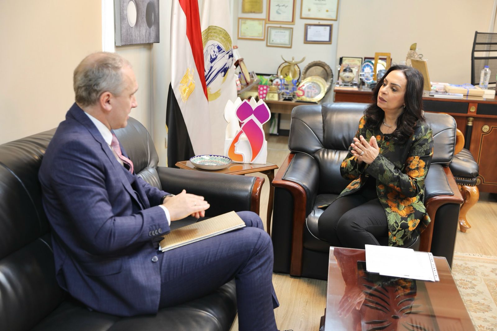 رئيسة القومي للمرأة تبحث التعاون مع  سفير بيلاروسيا بالقاهرة  بمجال تمكين النساء