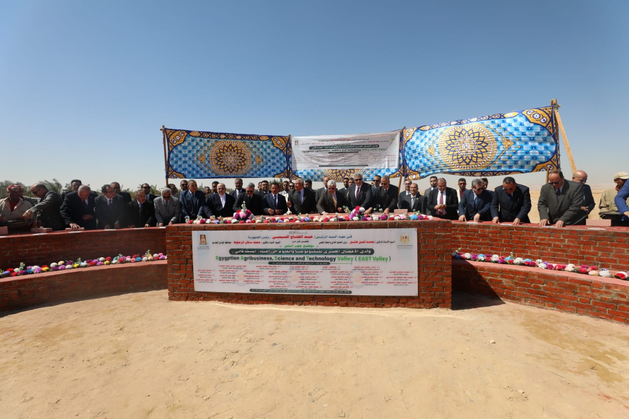 رئيس جامعة المنصورة يشارك بوضع حجر أساس مشروع أرض الجامعات المصرية بالوادي الجديد 