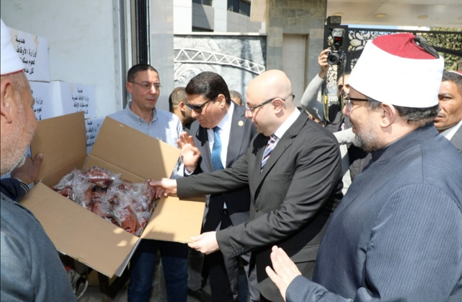 وزير الأوقاف ومحافظ بني سويف يشهدان استلام طني لحوم لتوزيعها على الأسر الأولى بالرعاية