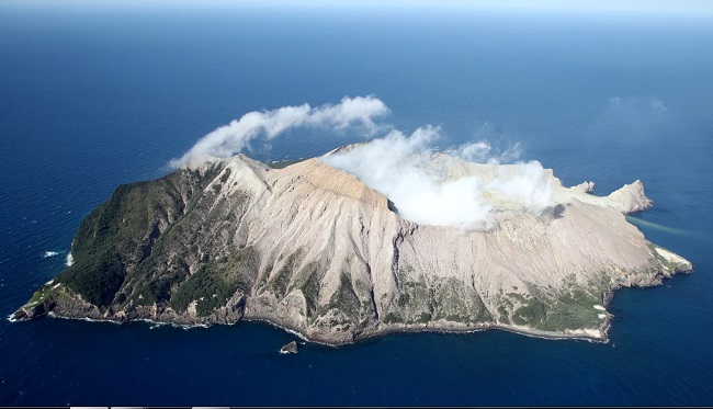 قاض يحكم بمنح ملايين الدولارات كتعويضات لضحايا ثوران بركان نيوزيلندا