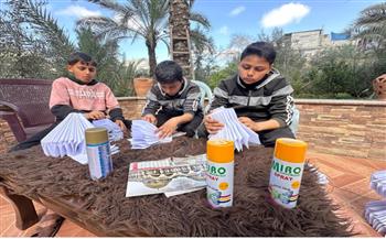   ترحيبا بالشهر الكريم أطفال غزّة يصنعون فوانيس رمضان من بقايا كتبهم المدرسية | صور