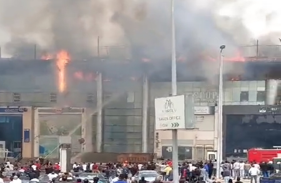 حريق هائل داخل مبنى بمحيط مجمع البنوك بشارع الـ 90 بالتجمع الخامس - بوابة  الأهرام