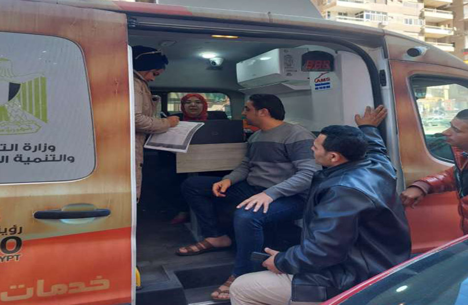 فرق تجوب شوارع القاهرة لتعريف المواطنين بتيسيرات قانون المحال العامة 