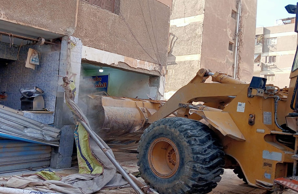 رئيس جهاز ٦ أكتوبر يستعرض جهود إزالة مخالفات البناء والإشغالات وأعمال النظافة والزراعة بقطاعات المدينة 