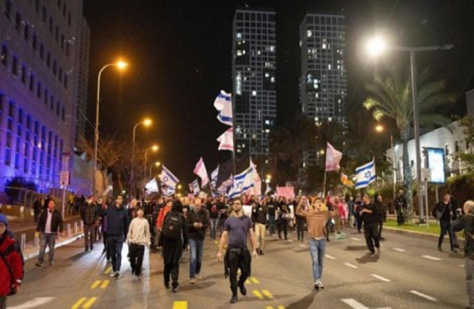  متظاهرون إسرائيليون يغلقون شارع أيلون في تل أبيب