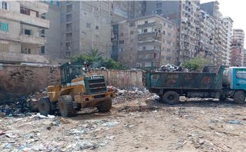   بالتزامن مع مشروع المترو رفع أكوام القمامة بحرم السكة الحديد بالإسكندرية| صور