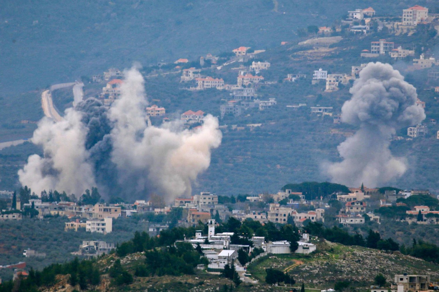 القاهرة الإخبارية: هدوء وترقب يسود الحدود اللبنانية تحسبًا لرد حزب الله على الغارات الإسرائيلية