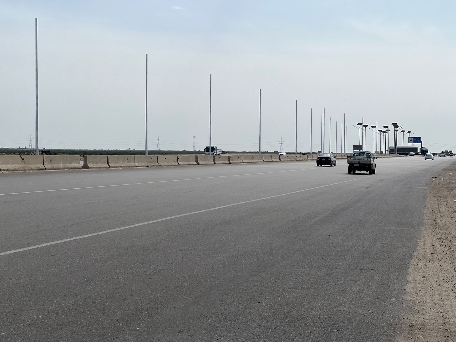 زرع أعمدة إنارة عامة لإضاءة «محور 30 يونيو» أمام تقاطع الحي الإماراتي في بورسعيد |صور