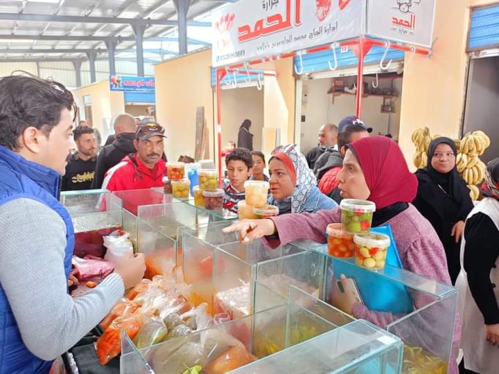 إقبال المواطنين على «سوق الهنا».. ومحافظ بورسعيد: السوق إضافة جديدة للخدمات المقدمة لأهالي منطقة خديجة 