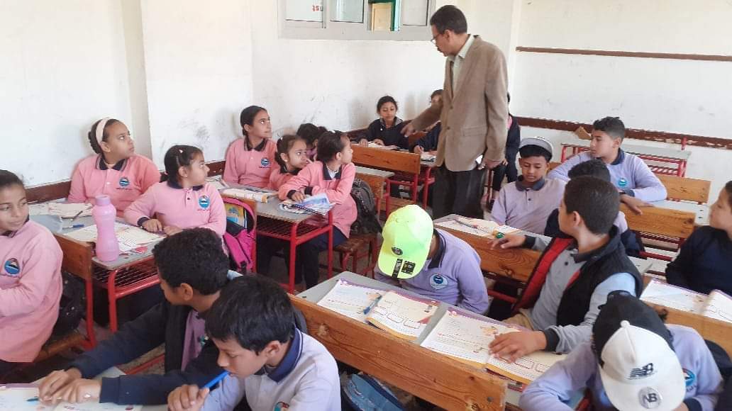 وكيل تعليم البحر الأحمر يتفقد سير العملية التعليمية في إحدى المدارس الابتدائية بالغردقة |صور