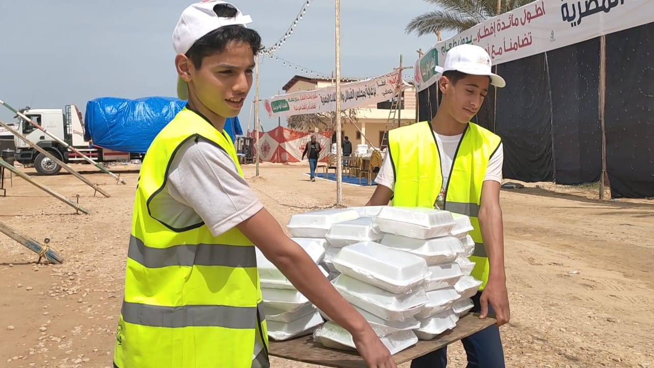 منظم مبادرة «100 ألف وجبة لأهلنا في غزة»: أهل غزة أولى بإفطارنا.. وسنفطر على التمر والحليب |صور