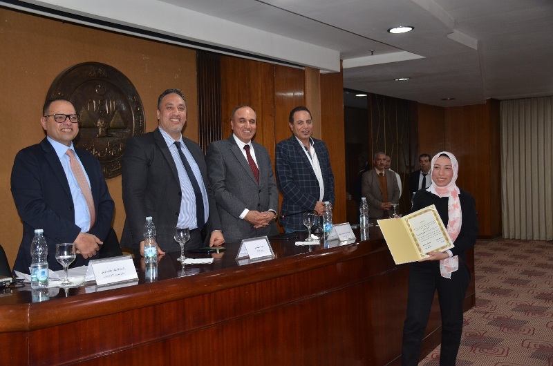 تسليم جوائز الدكتورة نوال عمر للفائزين بحضور سلامة وثابت وعبد الرحيم ويحيي