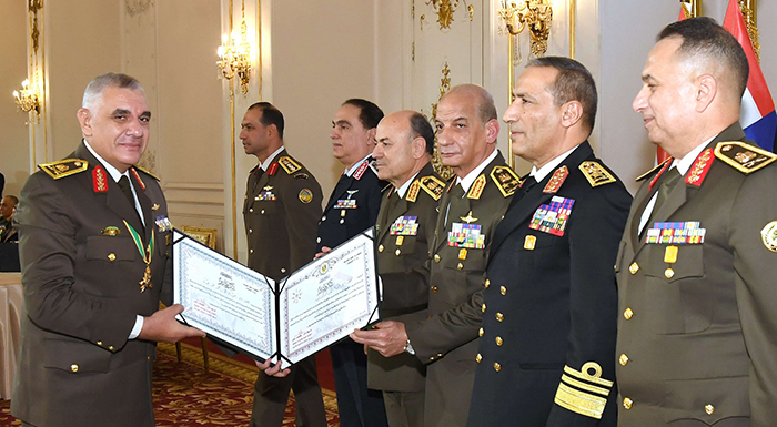 وزير الدفاع والإنتاج الحربي يكرم قادة القوات المسلحة المحالين للتقاعد