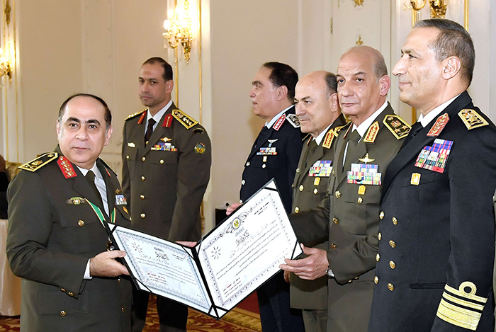 وزير الدفاع والإنتاج الحربي يكرم قادة القوات المسلحة المحالين للتقاعد
