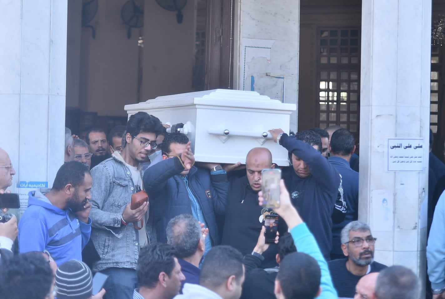  هشام نجل الموسيقار حلمي بكر يؤدي صلاة الجنازة على والده