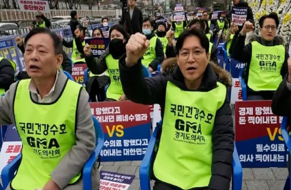 سلطات كوريا الجنوبية تبدأ في اتخاذ إجراءات قانونية ضد الأطباء المضربين عن العمل