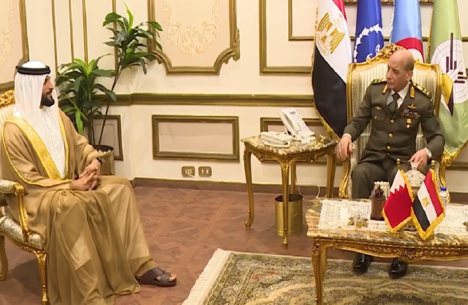 وزير الدفاع يلتقي مستشار الأمن الوطني قائد الحرس الملكي أمين عام مجلس الدفاع الأعلى بالبحرين| فيديو