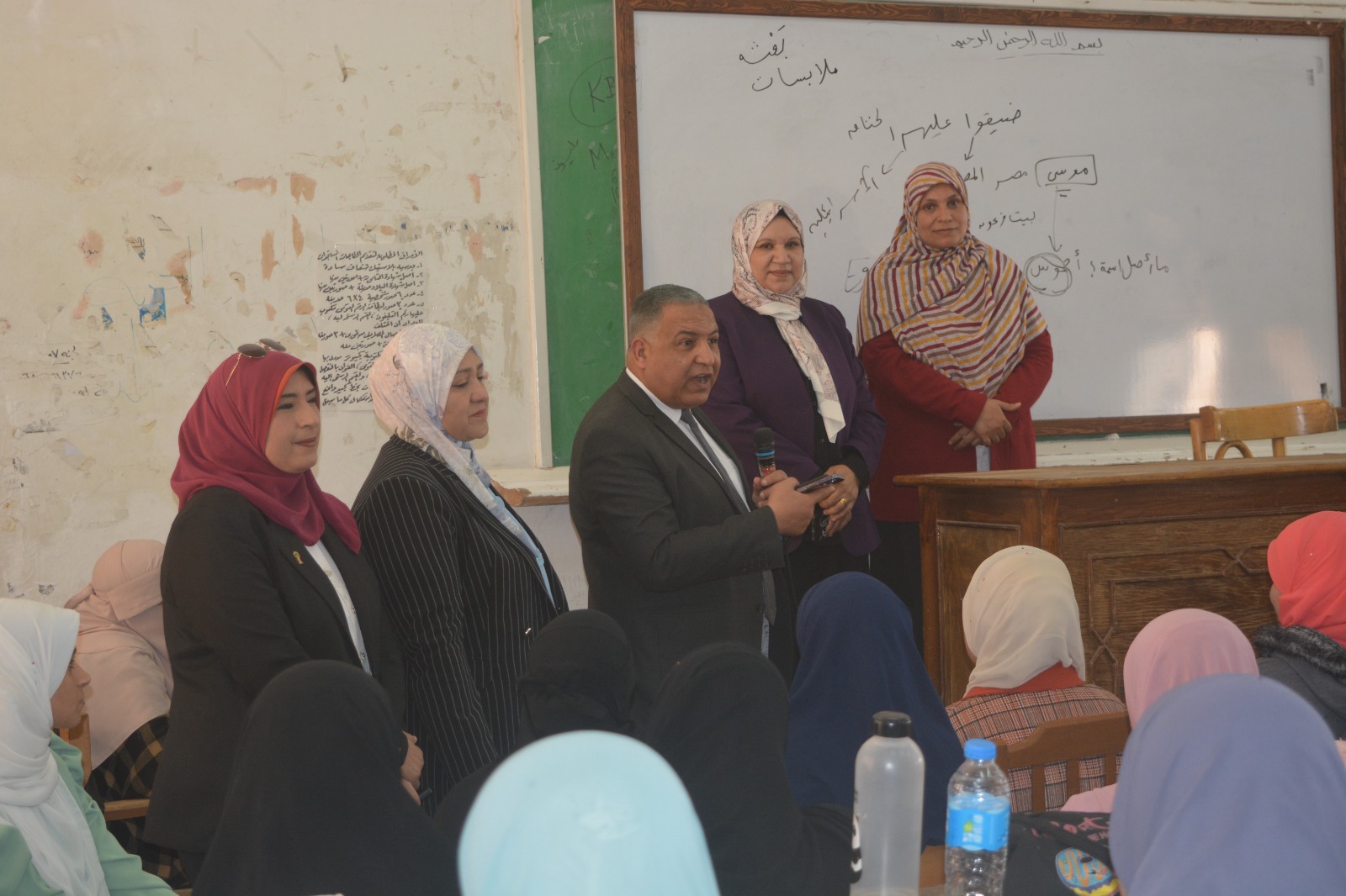 نائب رئيس جامعة الأزهر يتفقد عددًا من المحاضرات الدراسية للطالبات بكلية التربية للبنات بالقاهرة| صور