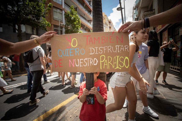 عشرات الآلاف يتظاهرون في جزر الكناري الإسبانية احتجاجا على «السياحة المفرطة» 4