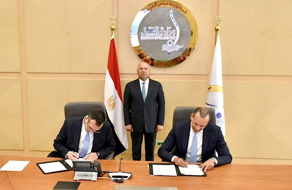 وزير النقل يشهد توقيع عقد تنفيذ أعمال البنية الفوقية لمشروع محطة الحاويات تحيا مصر 1 بميناء دمياط | صور 