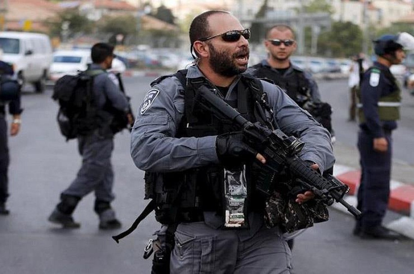 إصابة إسرائيلية في عملية طعن في "الرملة" وشرطة الاحتلال تعلن "تحييد" منفذ العملية