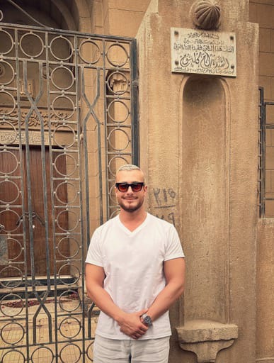 زيارة الفنان سعد لمجرد إلى مقابر المشاهير