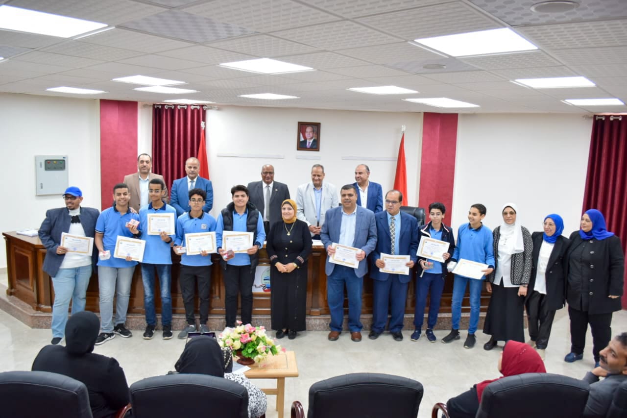 تعليم بورسعيد يكرم المدارس الفائزة بالمراكز الأولى بمسابقة أوائل طلبة الشهادة الإعدادية   صور - بوابة الأهرام