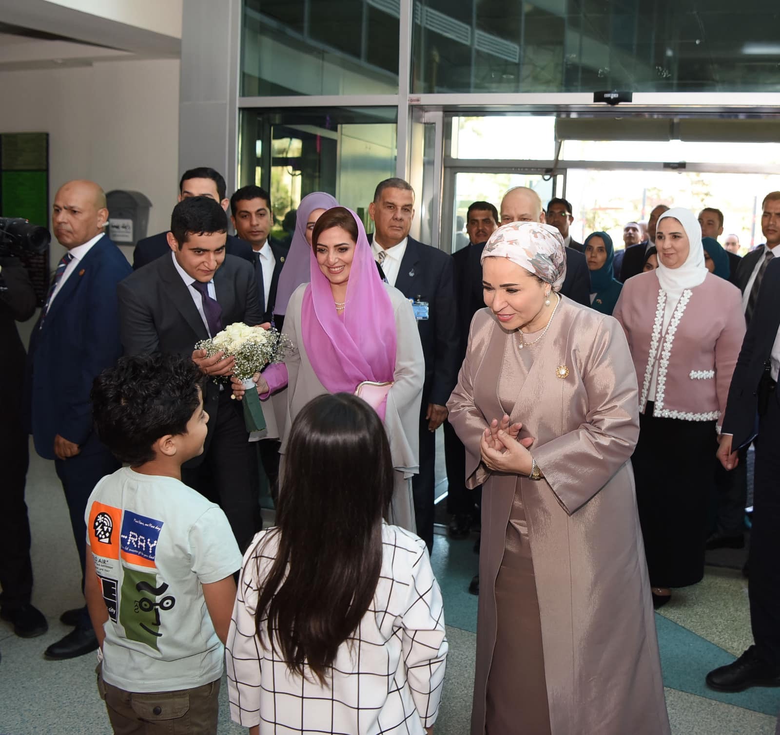  السيدة انتصار السيسي وحرم سلطان عمان خلال زيارتهم مستشفى ٥٧٣٥٧