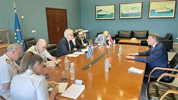 السفير عمر عامر سفير مصر في اليونان خلال لقاء بكريستوس ستيليانيديس وزير الشئون البحرية اليوناني