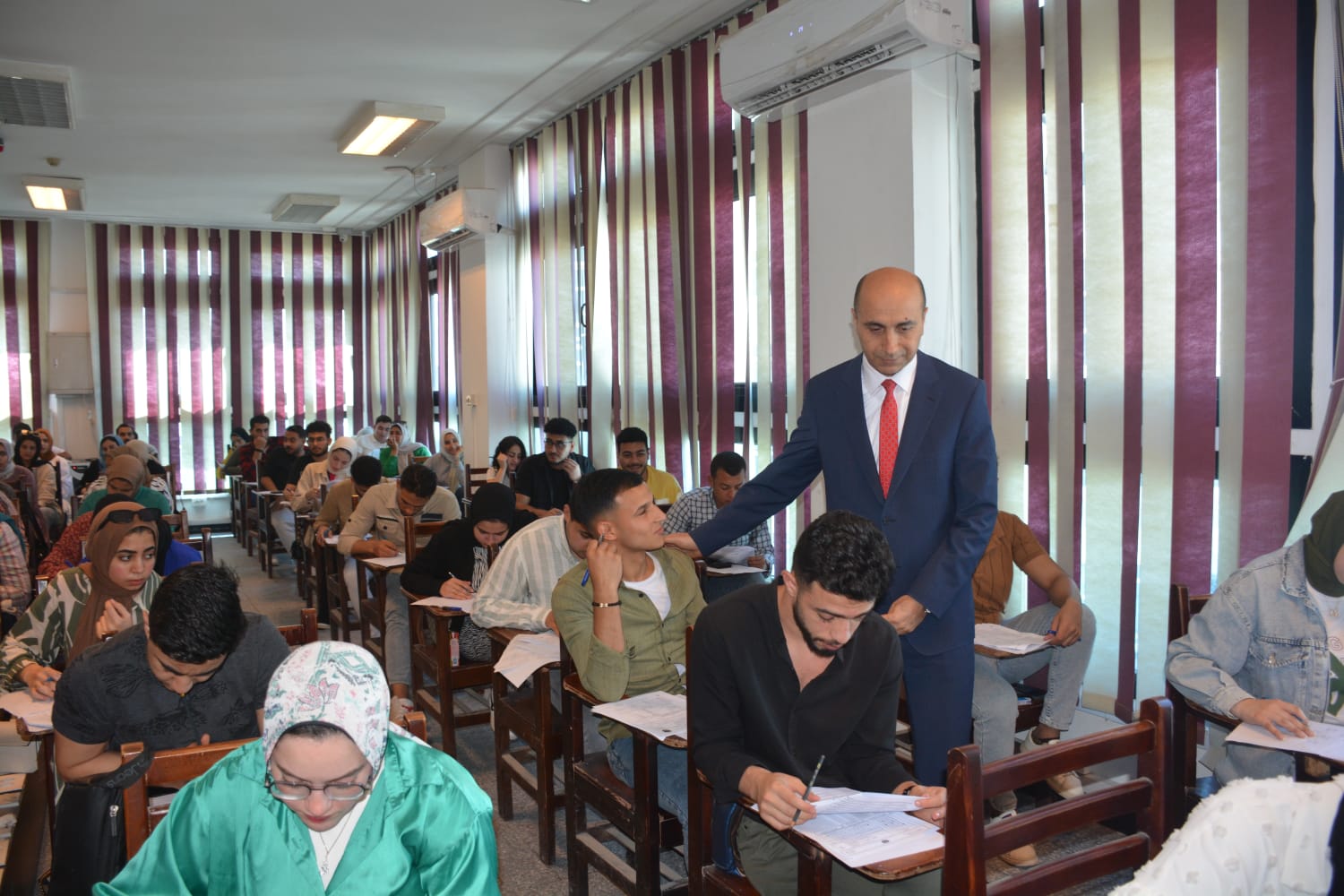 رئيس جامعة دمنهور يتابع امتحانات نهاية العام الدراسي| صور