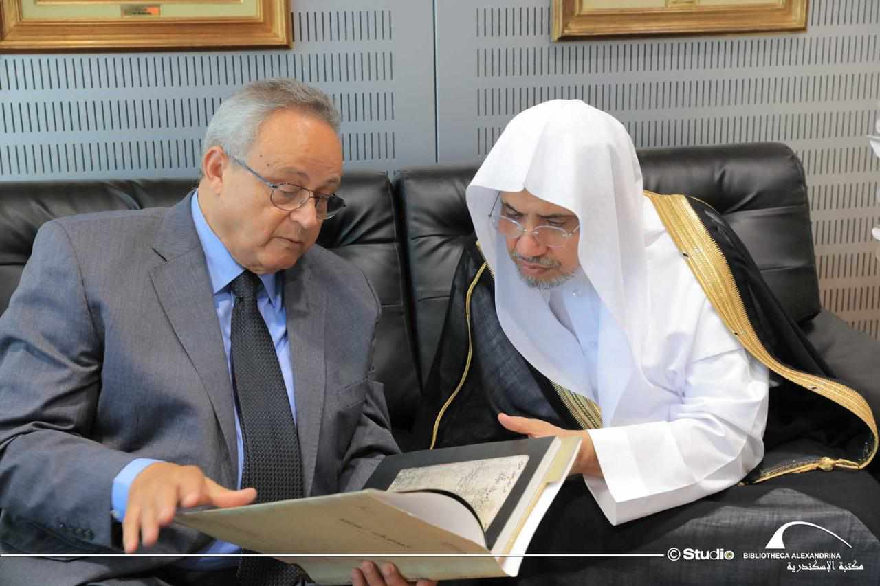 رئيس رابطة الجامعات الإسلامية في جولة تفقدية لمكتبة الإسكندرية