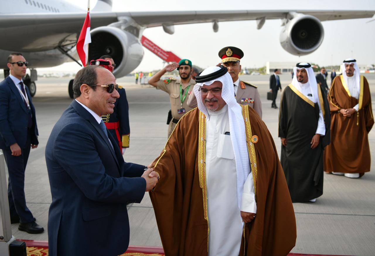 صور وصول الرئيس السيسي إلى البحرين للمشاركة في القمة العربية الـ 33