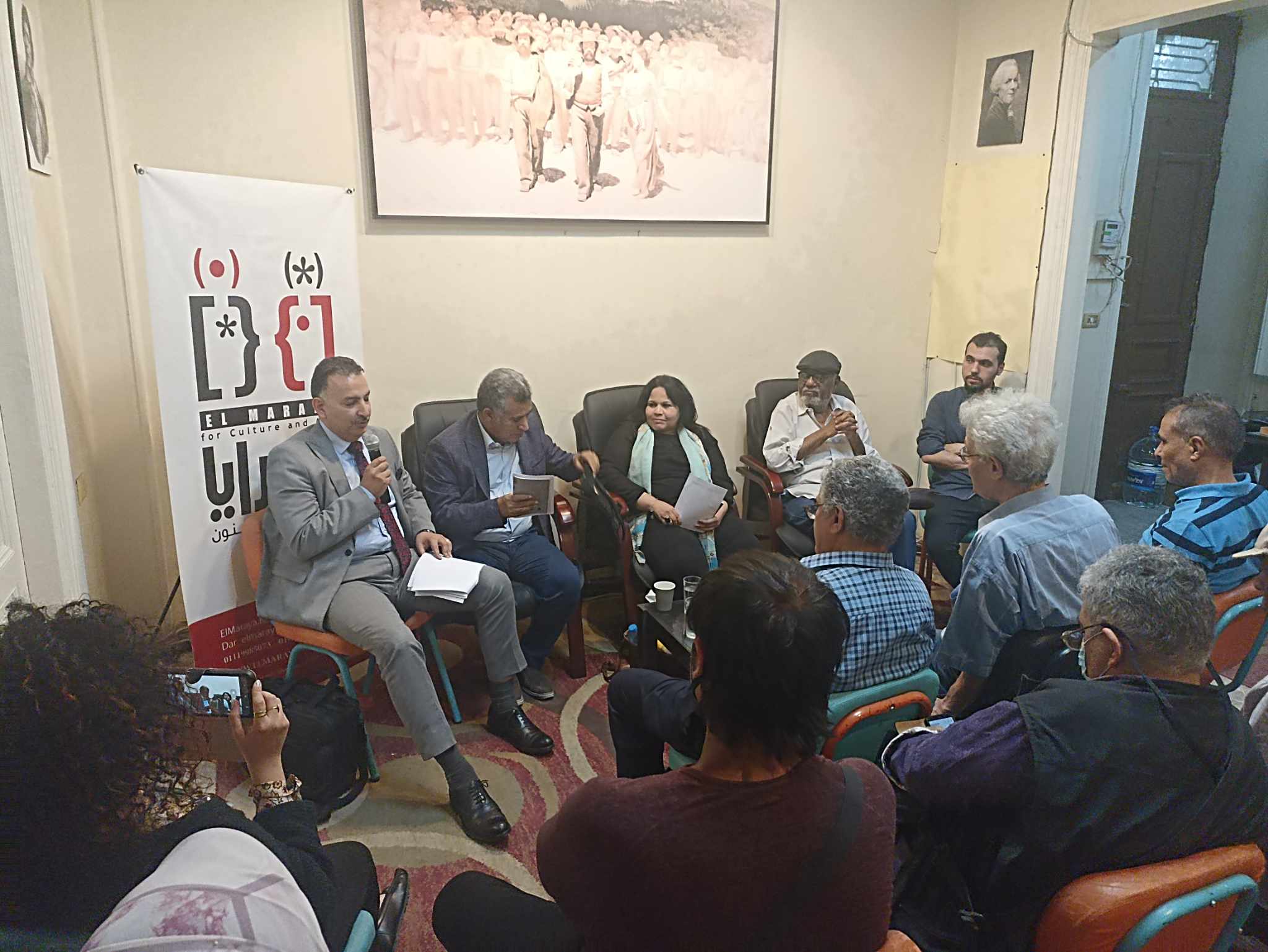 مناقشة ديوان "الوقت خارج الوحدة" للشاعرة نجاة علي في صالون المرايا وسط حضور كبير | خاص بالفيديو