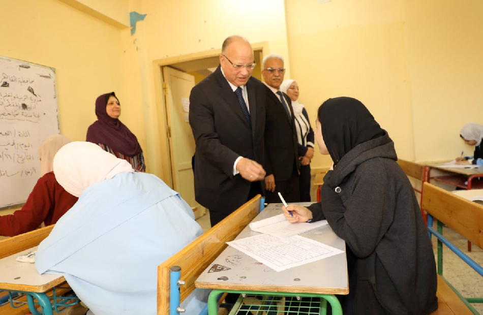 محافظ القاهرة يتفقد امتحانات الشهادة الإعدادية | صور 