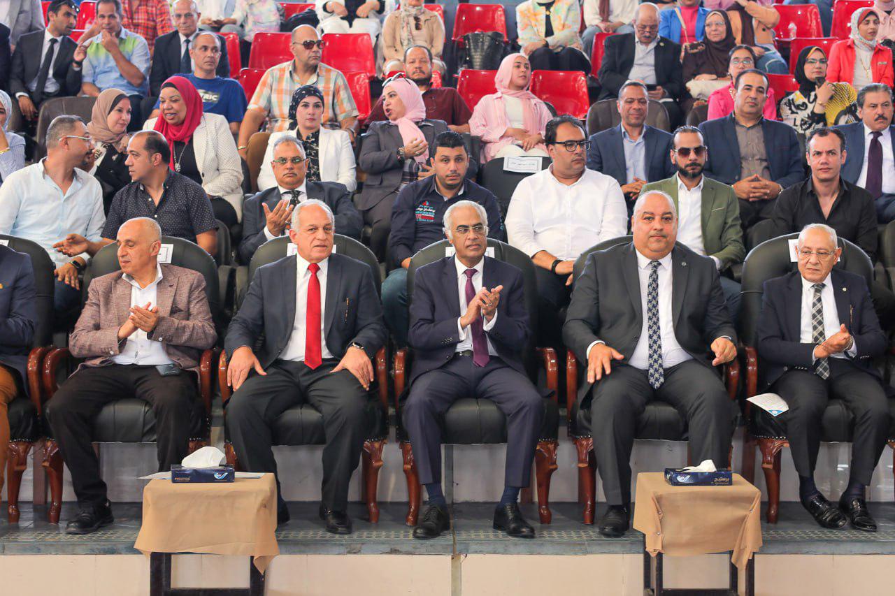 بمشاركة 300 طالب وطالبة .. رئيس جامعة بورسعيد يشارك في فعاليات العرض الرياضي| صور