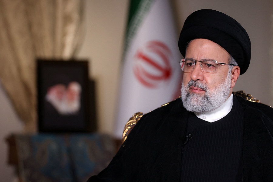 «رويترز»: التوقعات ببقاء الرئيس الإيراني على قيد الحياة ضئيلة