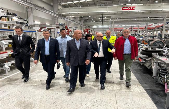وزير النقل يقوم بالتفتيش على أعمال تحديث قطار مترو الخط الأول في شركة كاف الإسبانية |صور  
