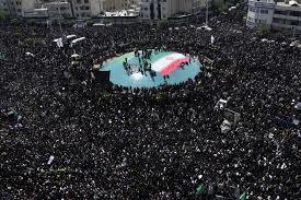   الآلاف-يحتشدون-في-محافظة-خراسان-الإيرانية-لتوديع-الرئيس-الراحل-إبراهيم-رئيسي