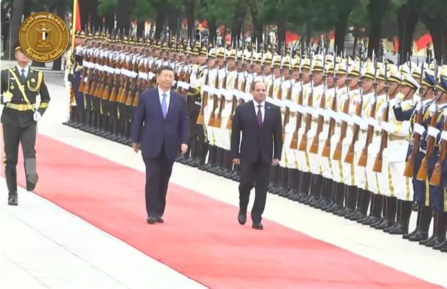 الرئيس السيسي ونظيره الصيني يستعرضان حرس الشرف بقصر الشعب الرئاسي