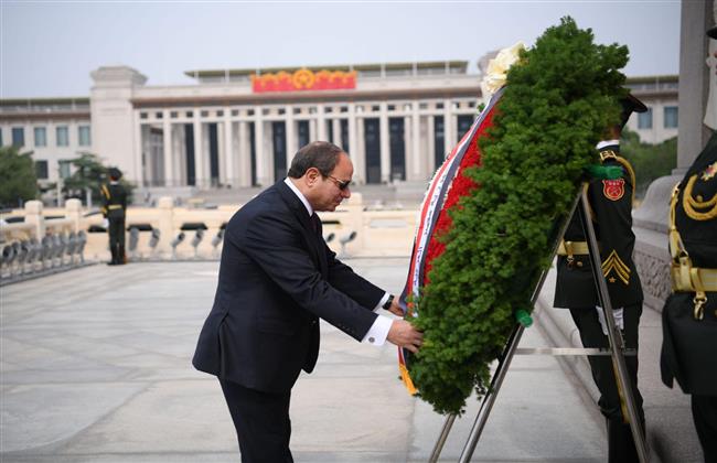 الرئيس السيسي يزور النصب التذكاري للجندي المجهول بميدان ;تيانانمن; ببكين ويضع إكليلًا من الزهور |صور