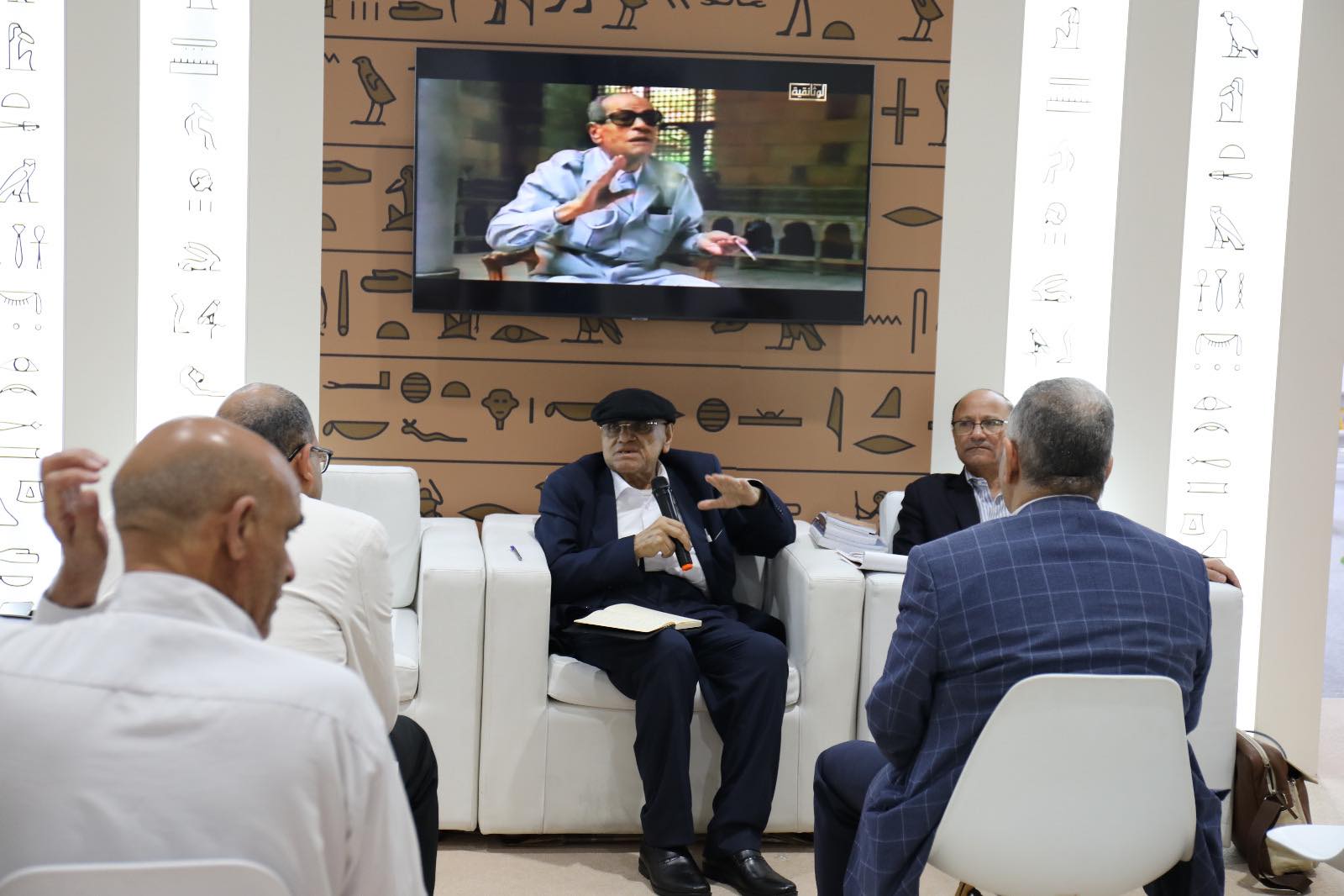 جناح مصر يستعرض مسيرة إبداع يوسف القعيد في 80 عاما بمعرض أبو ظبي للكتاب 