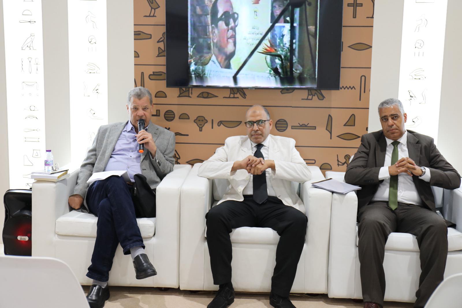 جناح مصر يحتفي بمشروعات هيئة الكتاب لحفظ الشعر العربي في معرض أبو ظبي |صور