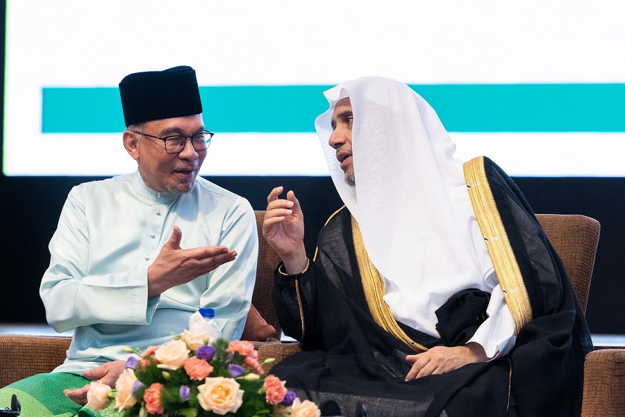الشيخ العيسى مع رئيس وزراء ماليزيا على منصة حفل افتتاح المؤتمر