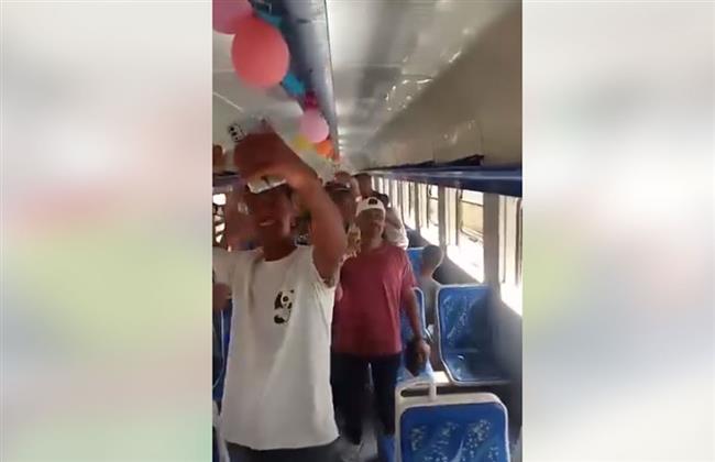 احتفالات للركاب بعيد الأضحى داخل قطار النوبة| فيديو