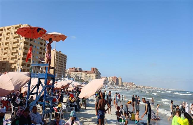 إقبال كبير على شواطئ الإسكندرية في ثالث أيام العيد |صور