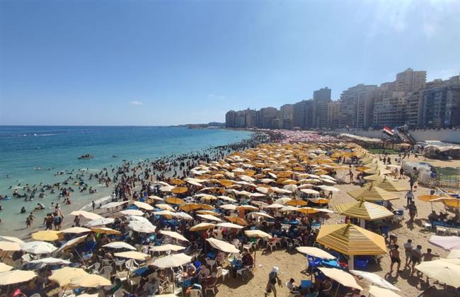 تخطى الـ  إقبال كبير على شواطئ الإسكندرية في رابع أيام العيد| صور