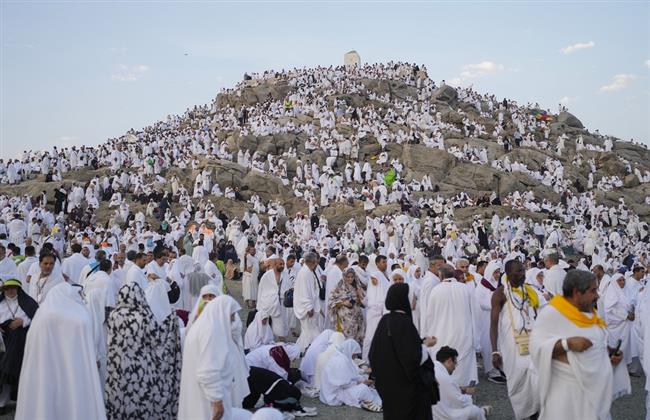 رئيس بعثة الحج الرسمية  حاجا من بعثة القرعة يصلون المدينة المنورة قادمين من مكة المكرمة