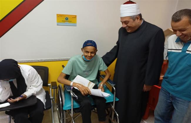 الإمام الأكبر يُهدي الطلاب الممتحنين بالشهادة الثانوية الأزهرية بمستشفى  تابلت لكل طالب منهم |صور 